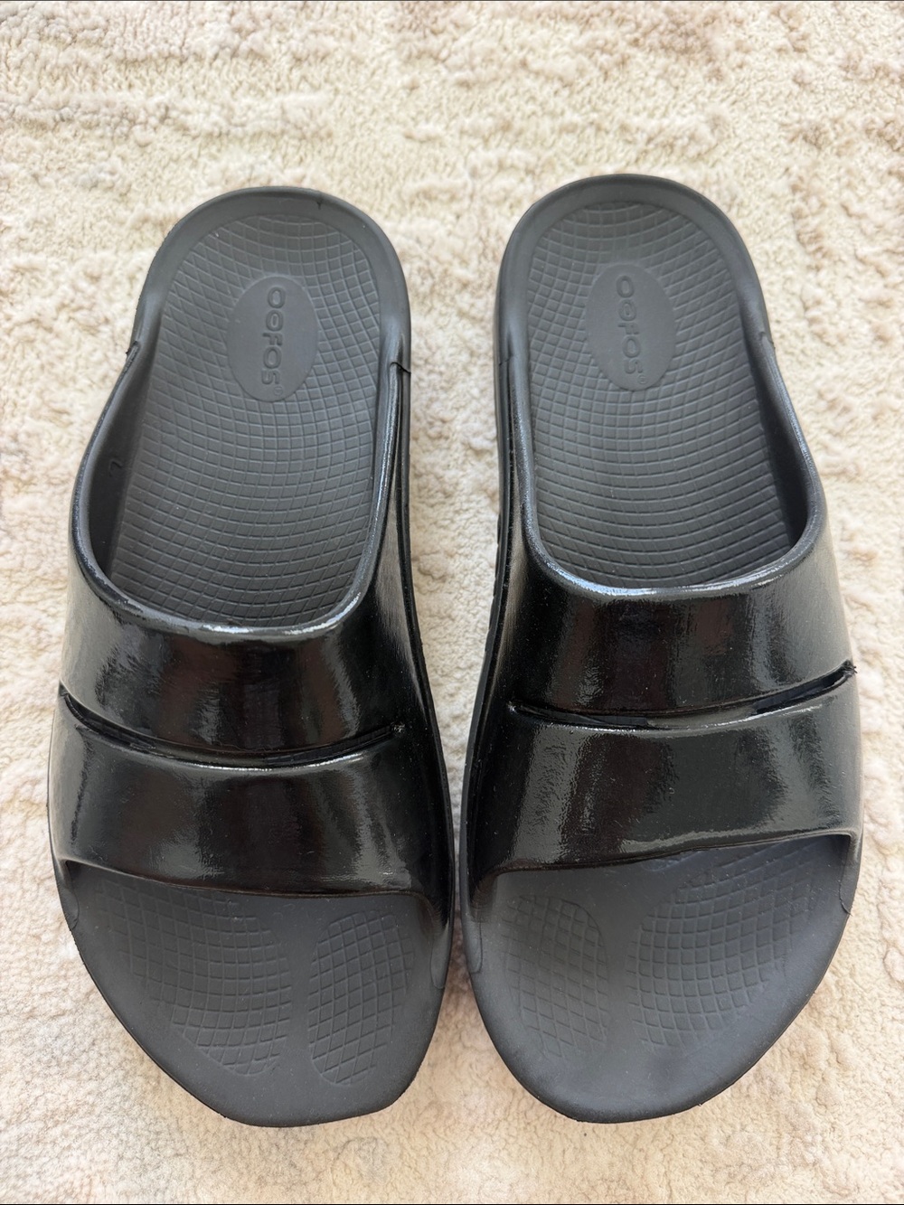 OOFOS Men and Women Black Patent Slide Clogs